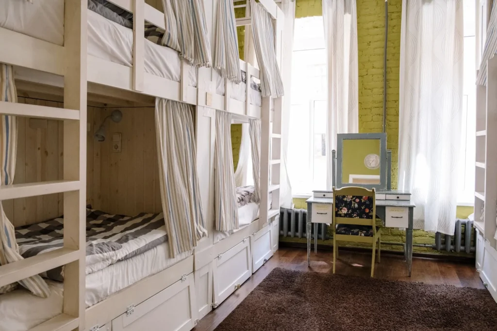 Dortoir d'auberge de jeunesse avec lits superposés et casiers