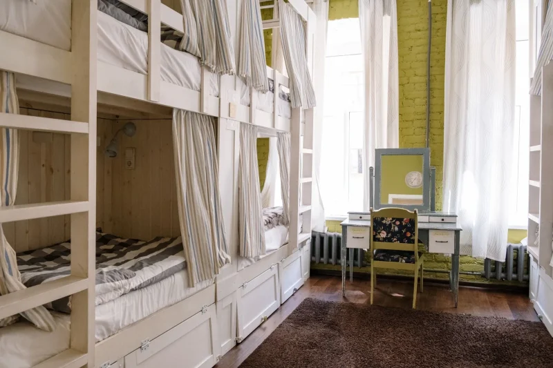 Dortoir d'auberge de jeunesse avec lits superposés et casiers