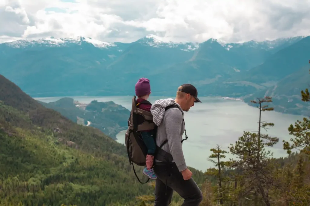 Famille en randonnée, chacun avec son sac à dos