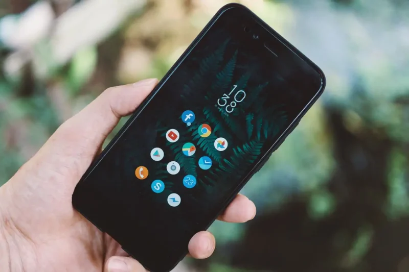 Utilisation d'une application de voyage sur smartphone