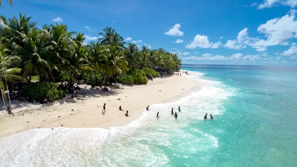 Île locale aux Maldives, bordée de sable blanc