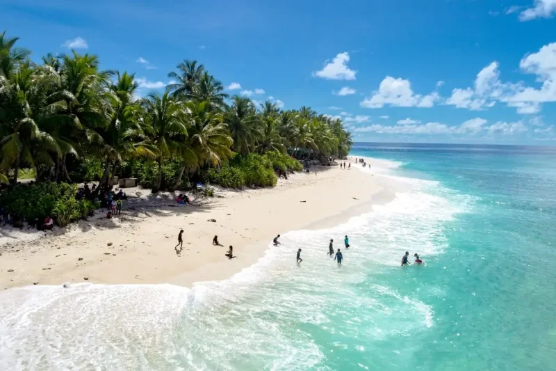 Île locale aux Maldives, bordée de sable blanc