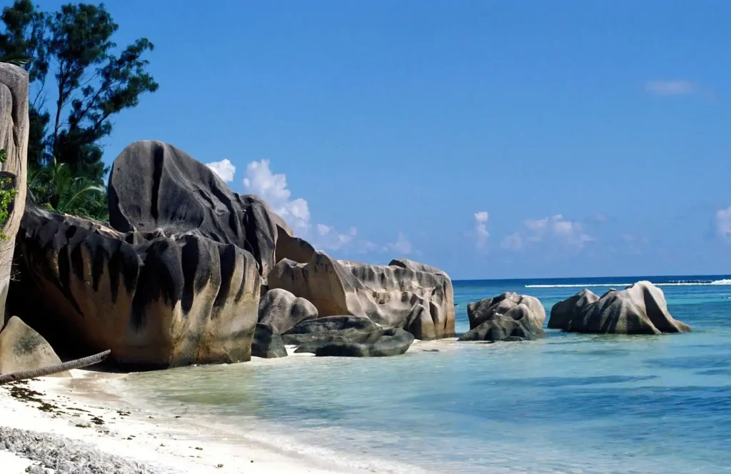 Plage des Seychelles bordée de rochers de granit