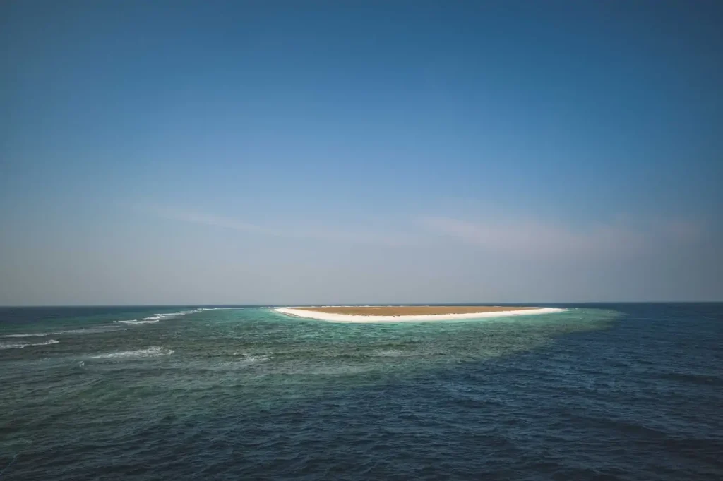 Atoll du Pacifique bordé d'un lagon turquoise