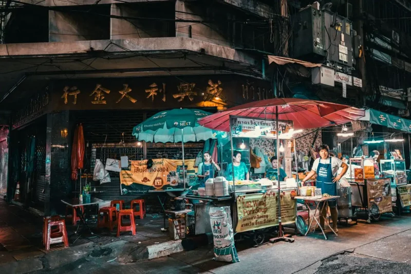 Étal de street food sur un marché thaïlandais
