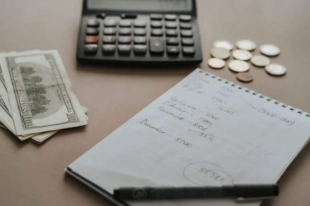 Calcul du budget d'un voyage sac à dos, carnet et calculatrice