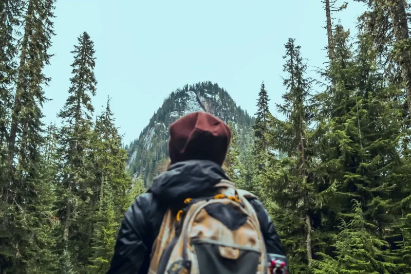 Sac à dos de randonnée sur un sentier forestier