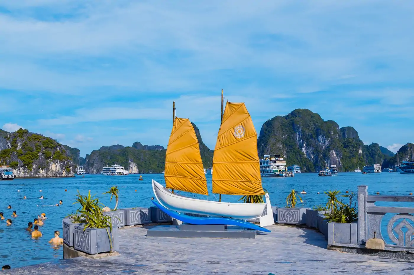 Bateau traditionnel voguant dans la baie d'Ha Long