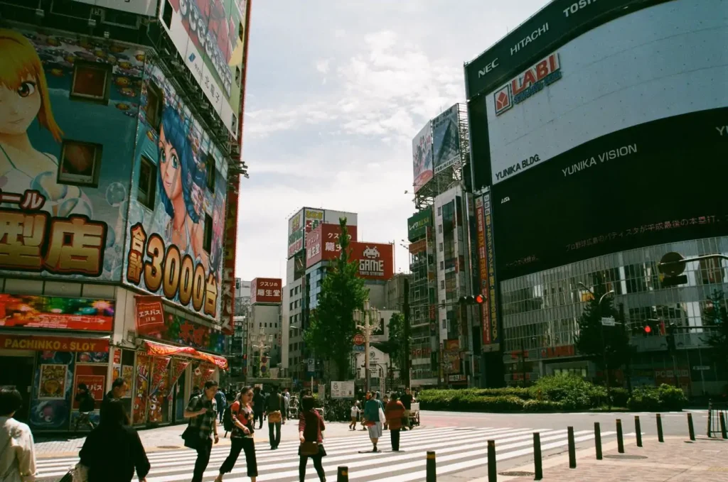 Passage piéton animé à Tokyo, au Japon