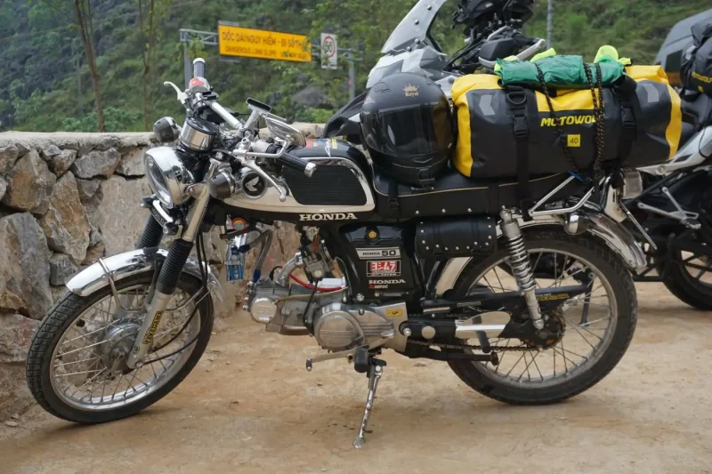 Moto équipée pour un long voyage