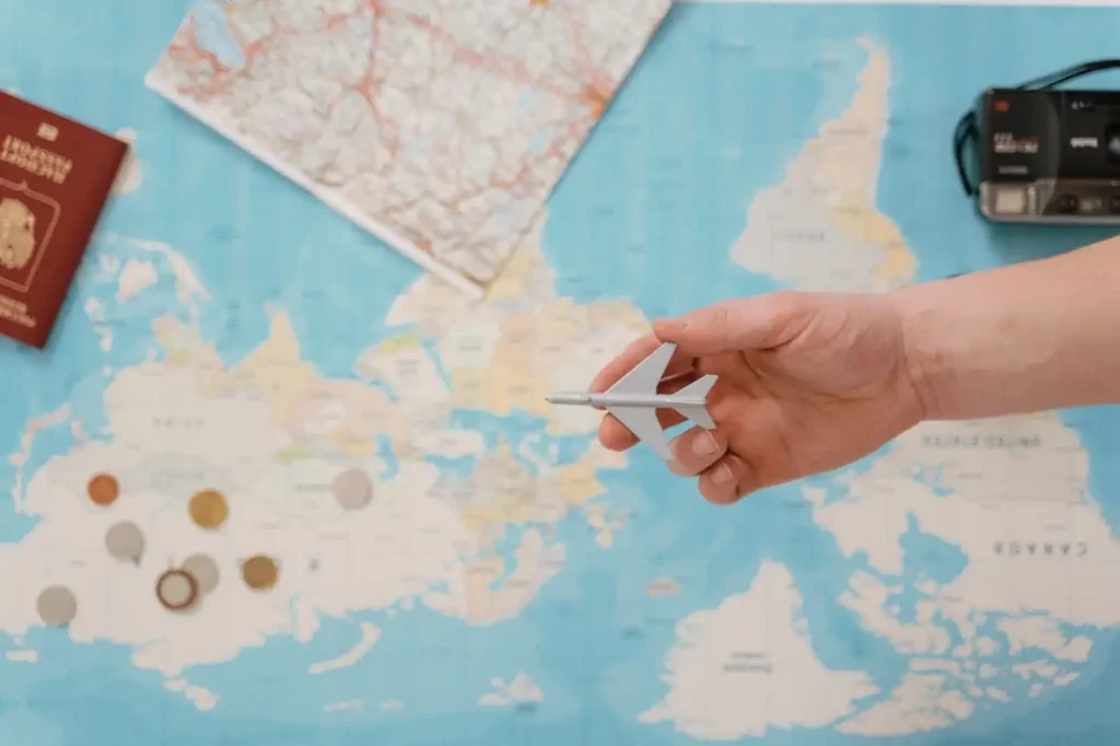 Budget de voyage calculé au-dessus d'une carte du monde