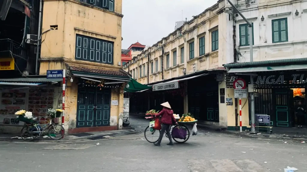 Rue animée d'un marché en Asie du Sud-Est