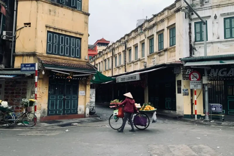 Rue animée d'un marché en Asie du Sud-Est