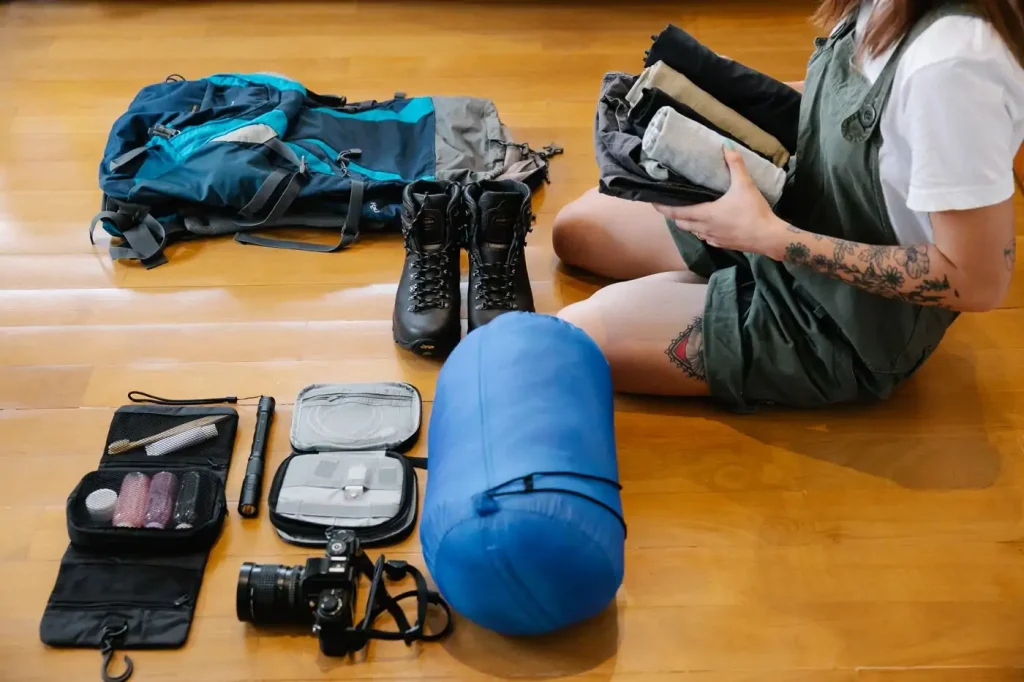 Sac à dos de voyage posé au sol, prêt pour le départ