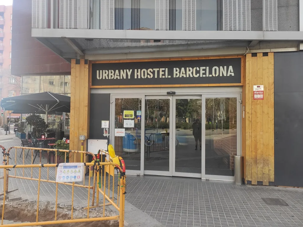 Auberge de jeunesse à Barcelone : quartiers, prix et taxe 2026